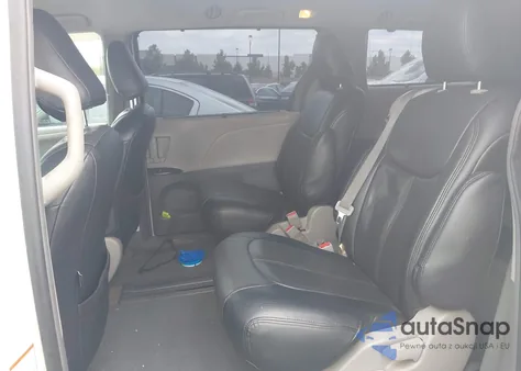 2016 Toyota Sienna Le 8 Passenger z USA, uszkodzony, nr VIN 5TDKK3DC5GS749232